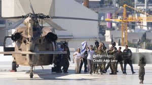 Ex-refém Israelense reencontra família após ser libertado pelo Hamas