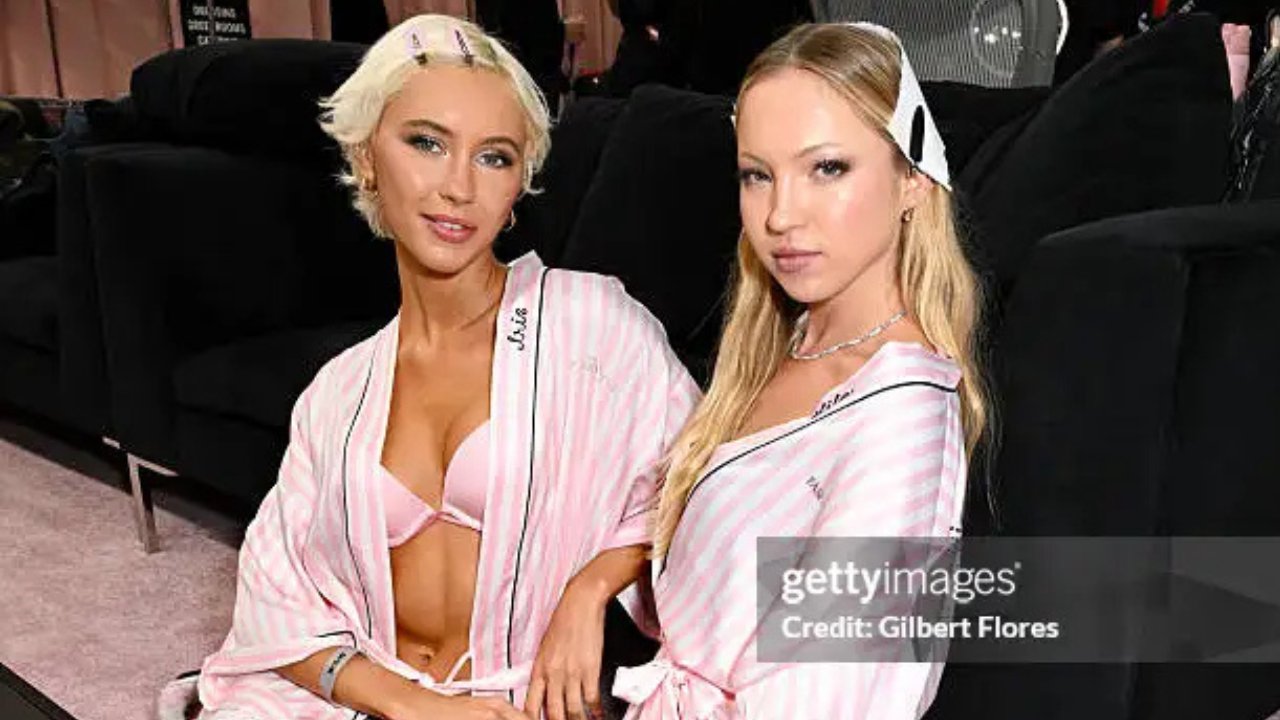 Iris Law e Lila Moss no backstage do Victoria’s Secret Fashion Show 2025 | Reprodução/Gilbert Flores/Getty Images Embed