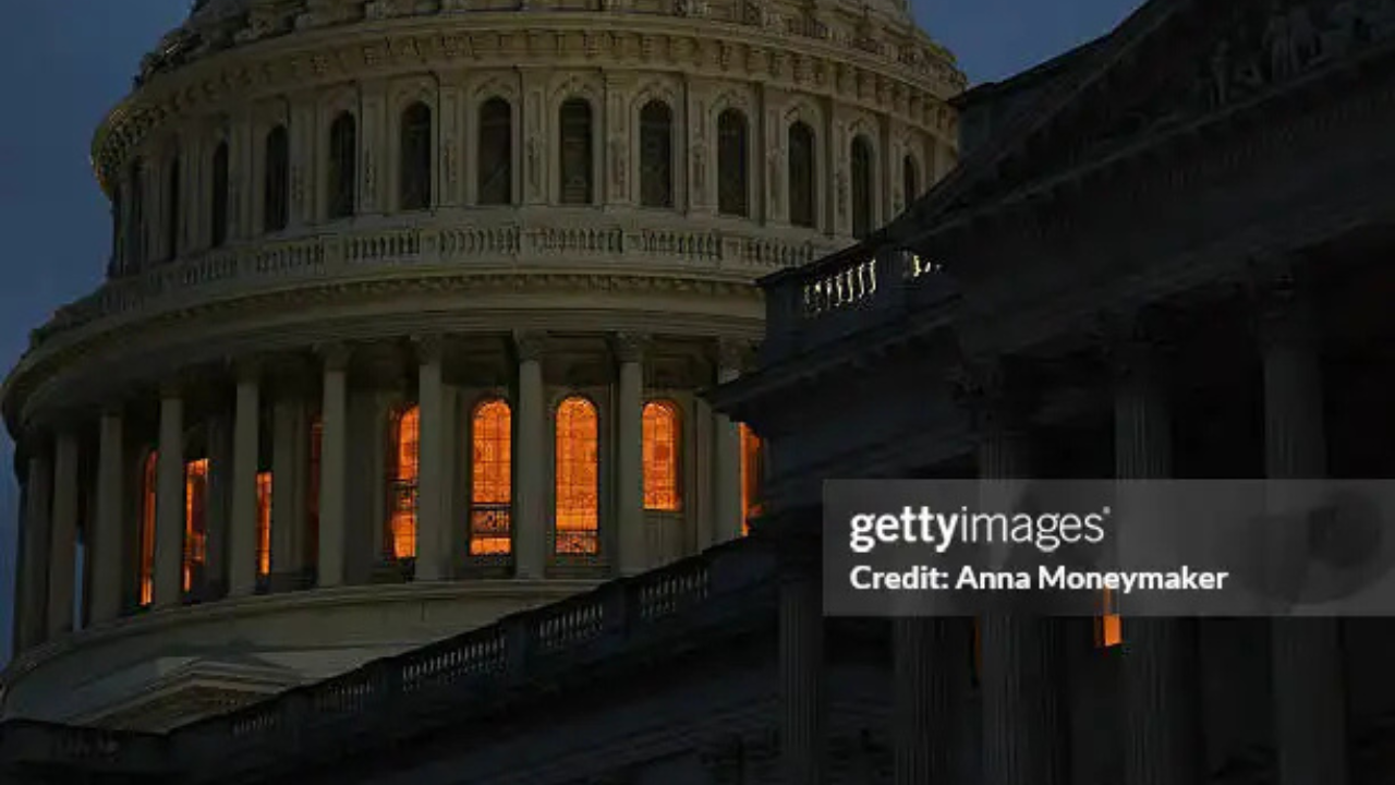 Capitólio dos Estados Unidos iluminado ao entardecer durante o shutdown do governo americano | Reprodução/ Anna Moneymaker/ Getty Images Embed