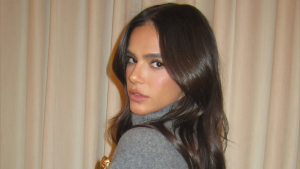 Bruna Marquezine aposta em bolsa de luxo para estreia no Rio