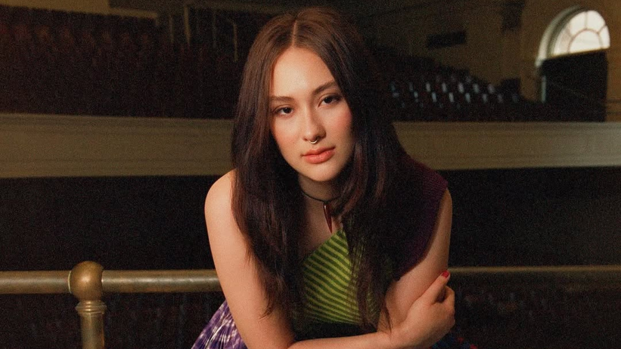 Lola Tung | Reprodução/Instagram/@crocs