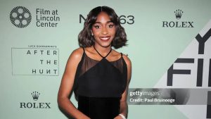 Ayo Edebiri assume papel como embaixadora da Chanel com estilo marcante