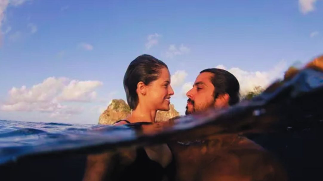 Agatha Moreira e Rodrigo Simas trocam carinhos na Itália