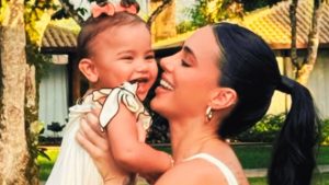 Bruna Biancardi e Mavie brincam no jardim de casa