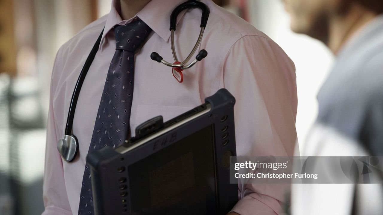 Médico | Reprodução/Christopher Furlong/Getty Images/Embed