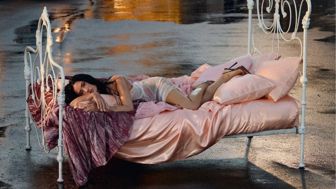 Demi Lovato convida os fãs para uma nova era dançante com “Kiss”