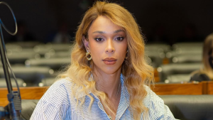 Erika Hilton pede a inelegibilidade de Eduardo Bolsonaro após publicação sobre anistia