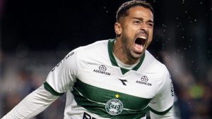 Coritiba vence Atlético-GO e se isola na liderança da Série B