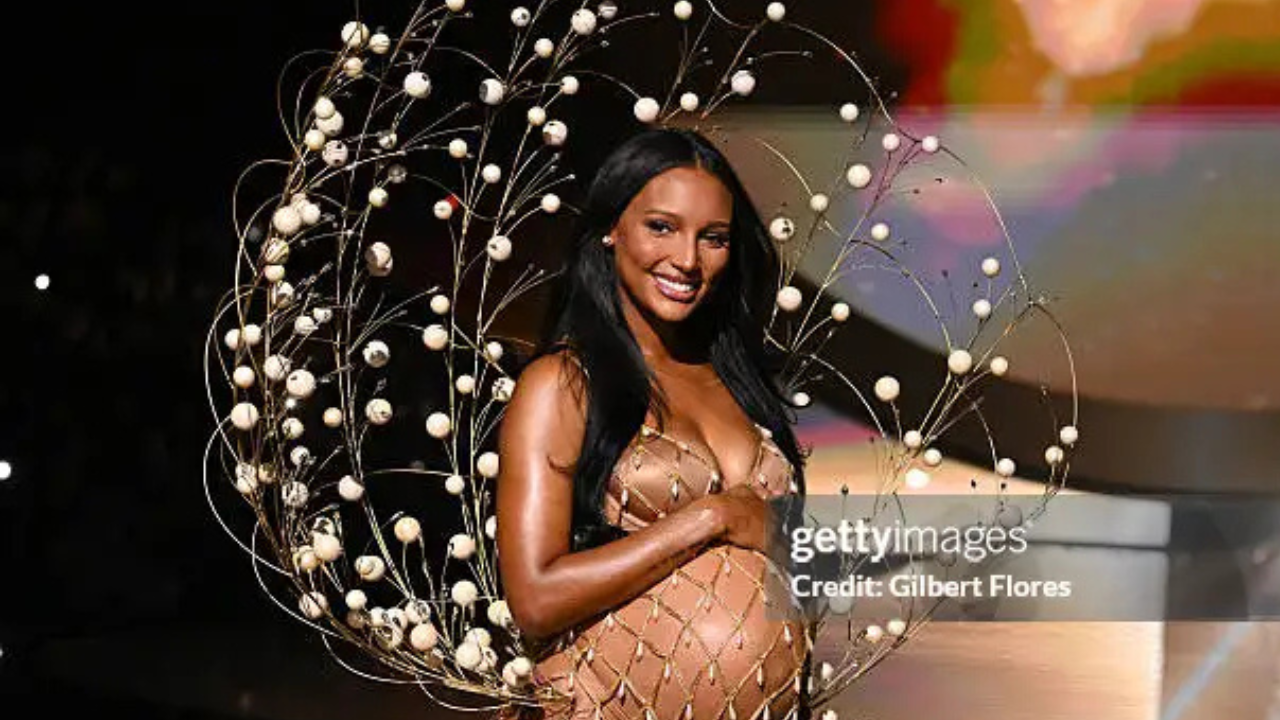 Jasmine Tookes desfila grávida no Victoria's Secret Fashion Show de 2025 l
Reprodução/Gilbert Flores/Variety/Getty Images Embed