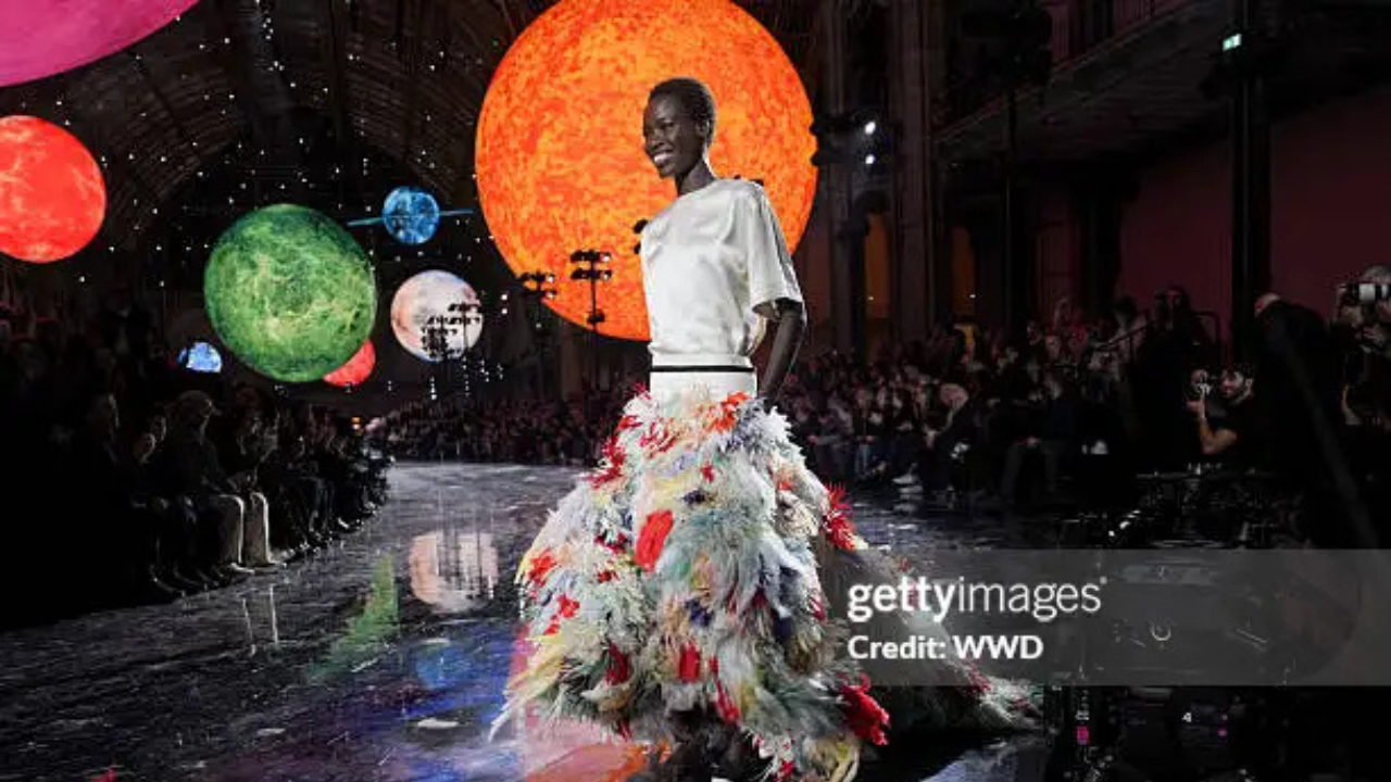 Semana de Moda em Paris trouxe as famosas franjas para as passarelas l
Reprodução/Swan Gallet/WWD via Getty Images Embed