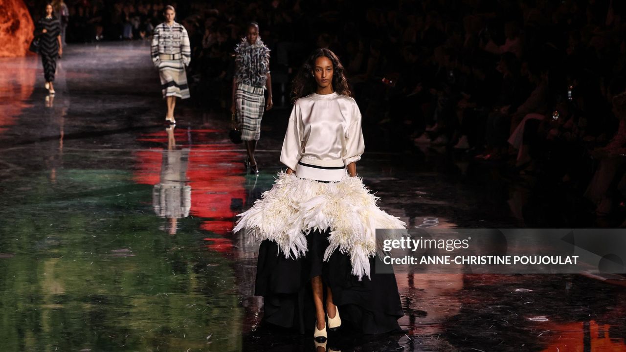 Desfile de estreia de Matthieu Blazy em Paris | Reprodução/Anne-Christine Poujoulat/Getty Images Embed