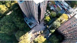 Parte de prédio público desaba em Nova York