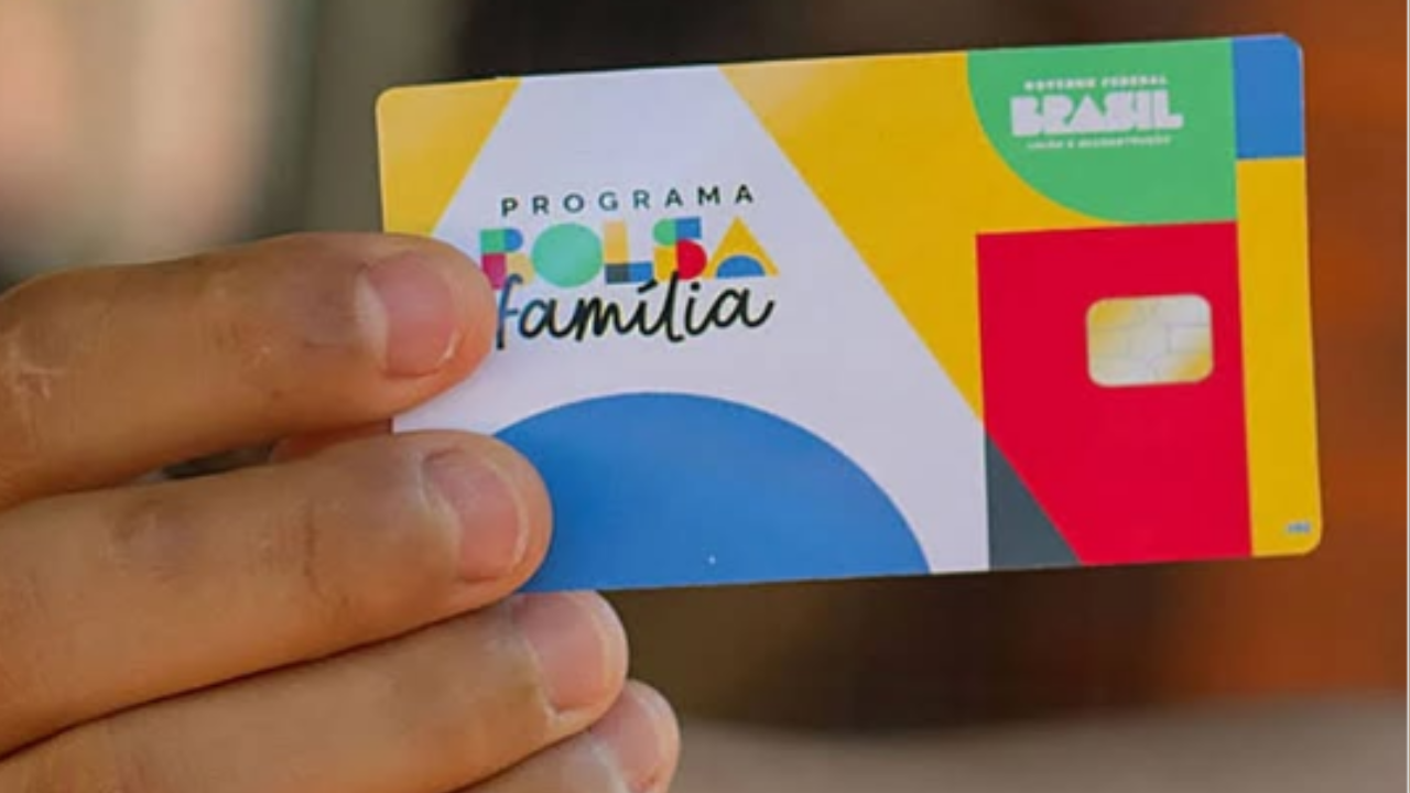 Cartão do programa social “Bolsa Família” | Reprodução/Instagram/@douglaslima_jornalista