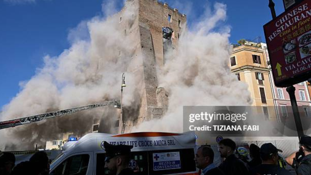 Edifício desativado em 2006 desaba e deixa feridos |  Reprodução/Tiziana Fabi/AFP/Getty Images Embed
