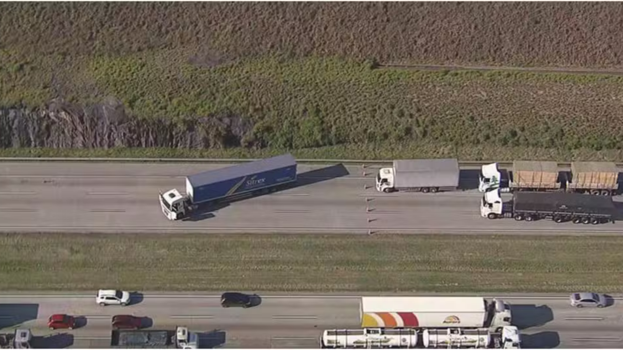 Motorista deixa veículo atravessado no Rodoanel | Reprodução/TV Globo