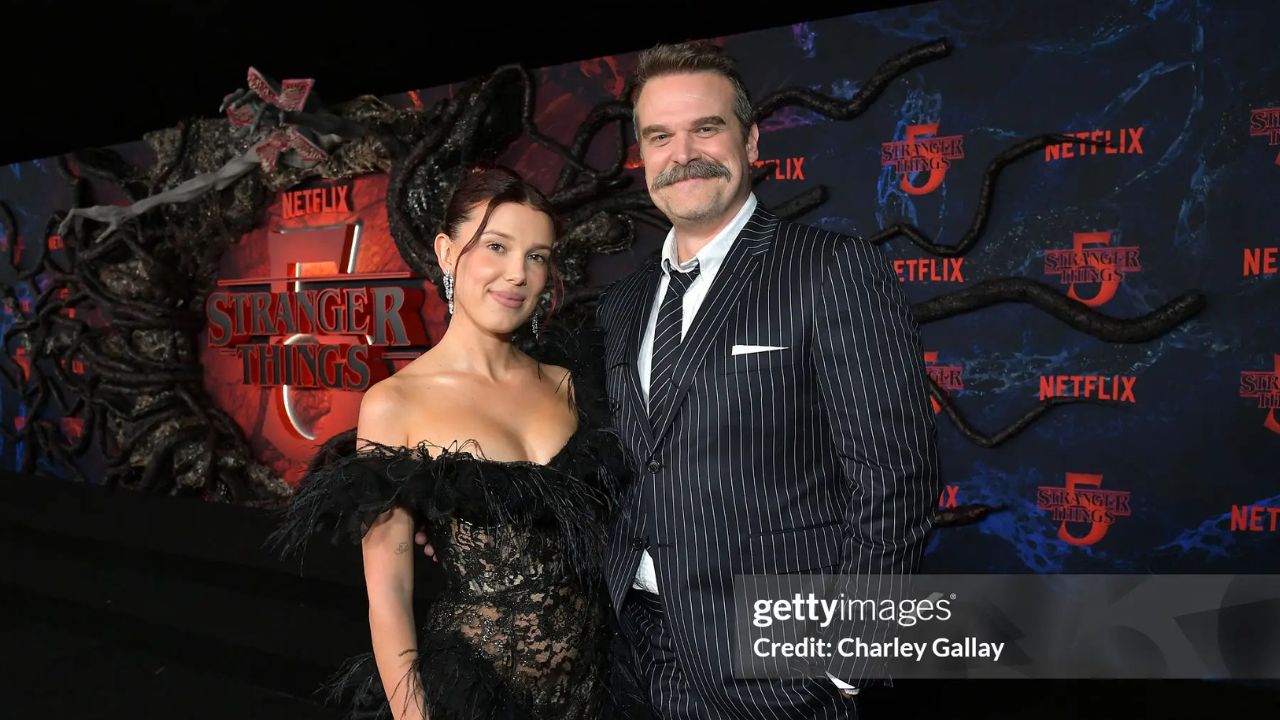 Millie Bobby Brown e David Harbour | Reprodução/Charley Gallay/Getty Images Embed