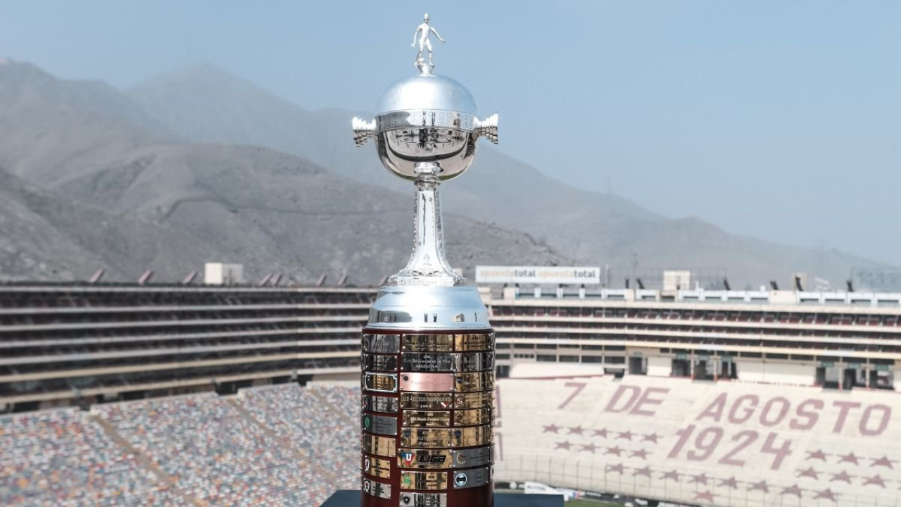 Taça da Copa Libertadores de 2025 no palco da grande final, o Monumental U de Lima, no Peru | Reprodução/X/@agdws