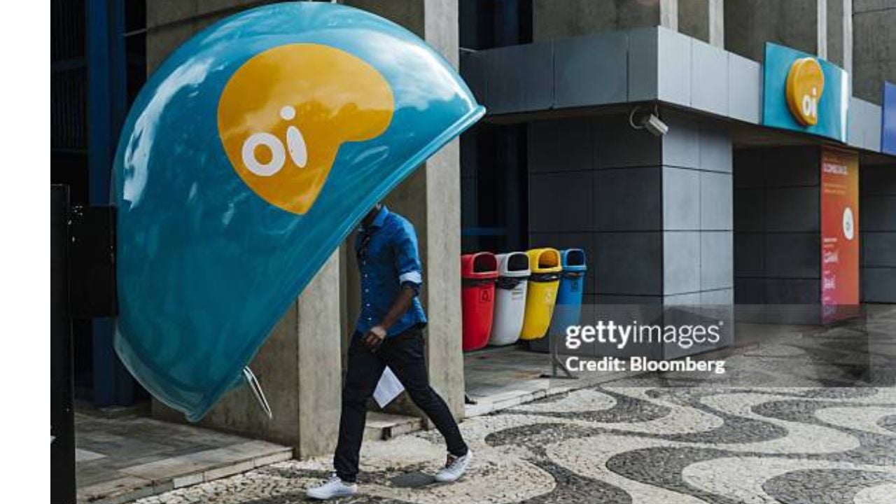 "Orelhão" telefone público da Oi | Reprodução/Bloomberg/Getty Images Embed