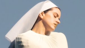 Rosália faz referência à peças vintage de alta-costura em novo clipe