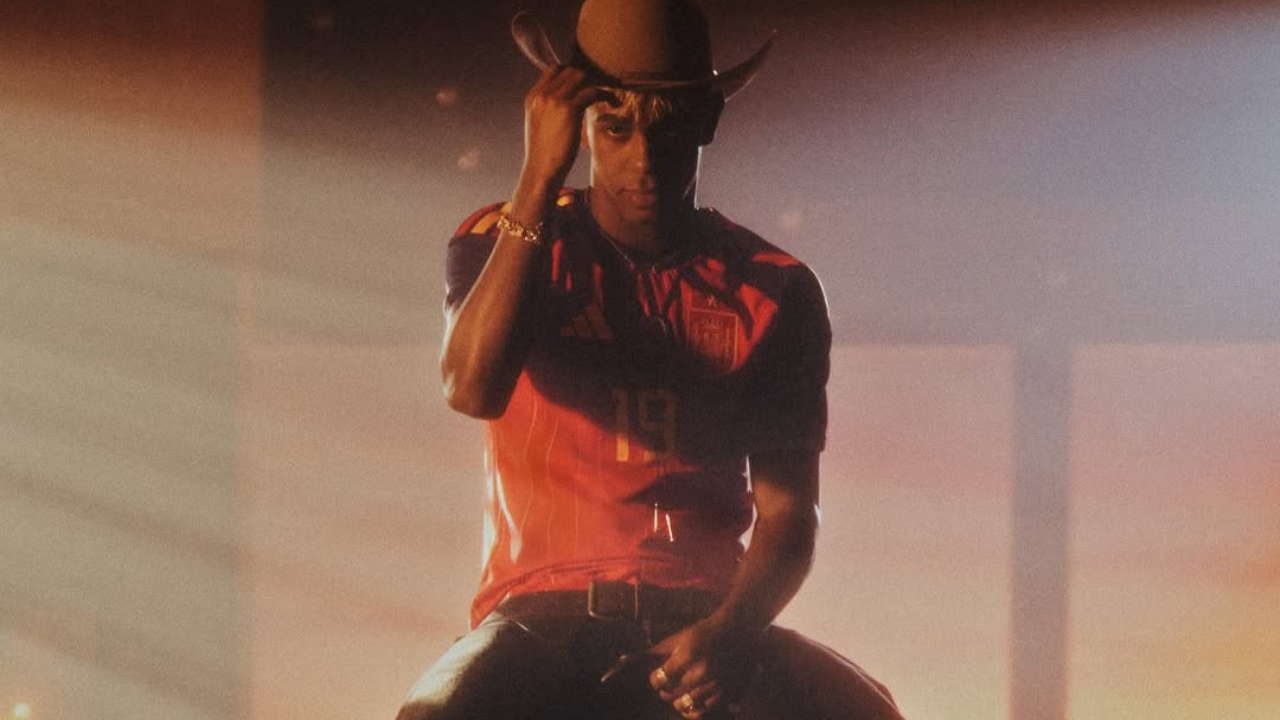 Yamal com a nova camisa de Espanha | Reprodução/Instagram/@pelesoccershop