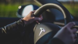 Modelo Tesla tem para-brisa derretido por possível meteorito