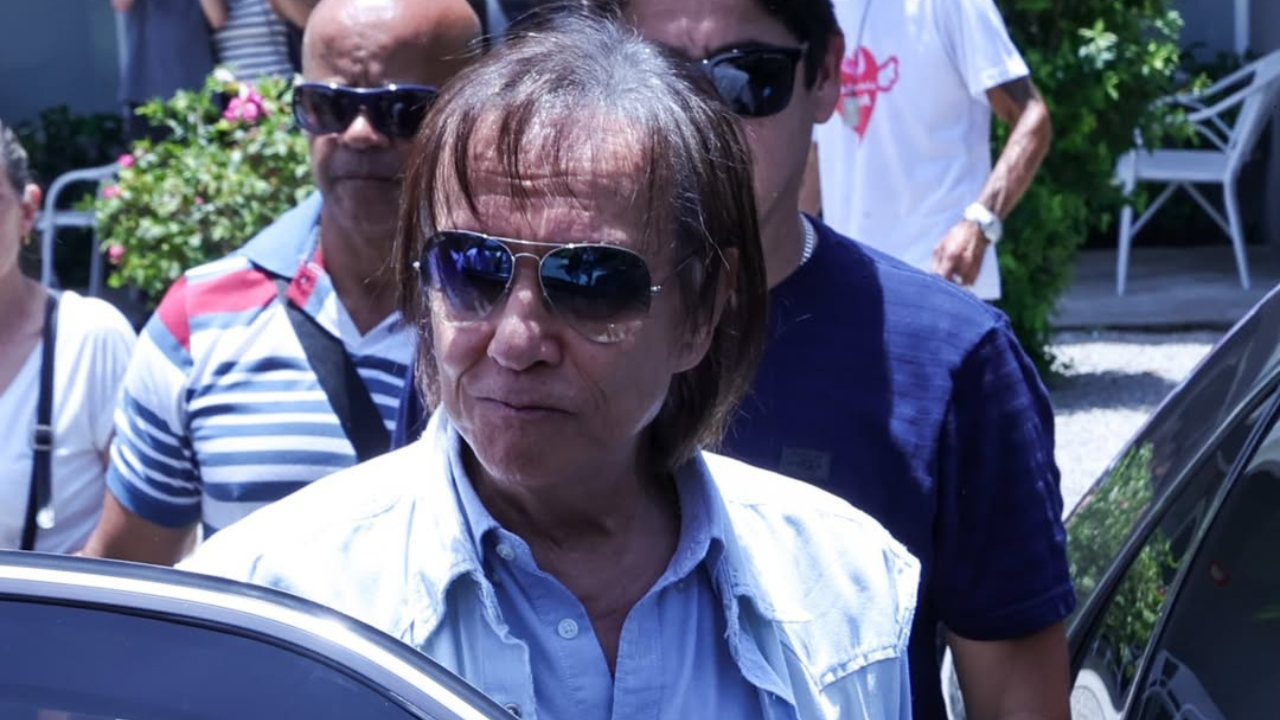 Roberto Carlos saindo do velório da irmã | Reprodução/ Anderson Bordê/ AgNews