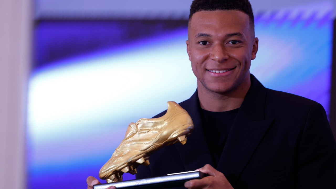 Kylian Mbappé posando com a Chuteira de Ouro | Reprodução/X/@RealBrasil_BR