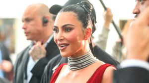 Kim Kardashian interage com fãs usando vestido ousado