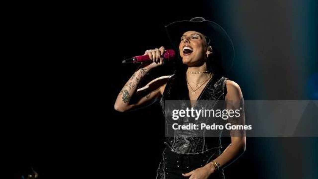 Chapéu de cowboy e peças em couro são base dos looks da boiadeira | Reprodução/ Getty Imagens Embed/ Pedro Gomes