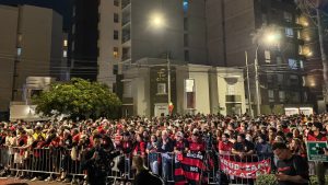 Flamengo chega atrasado e é recepcionado com festa por torcedores
