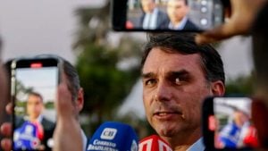 Flávio afirma que Bolsonaro teve outro episódio de soluço