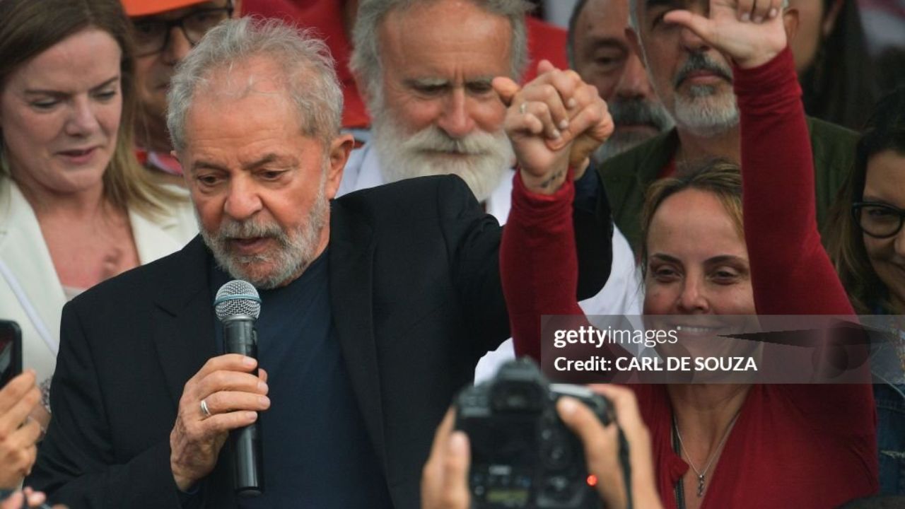 Lula ao lado de Lurian, filha mais velha | Reprodução/CARL DE SOUZA/Getty Images Embed