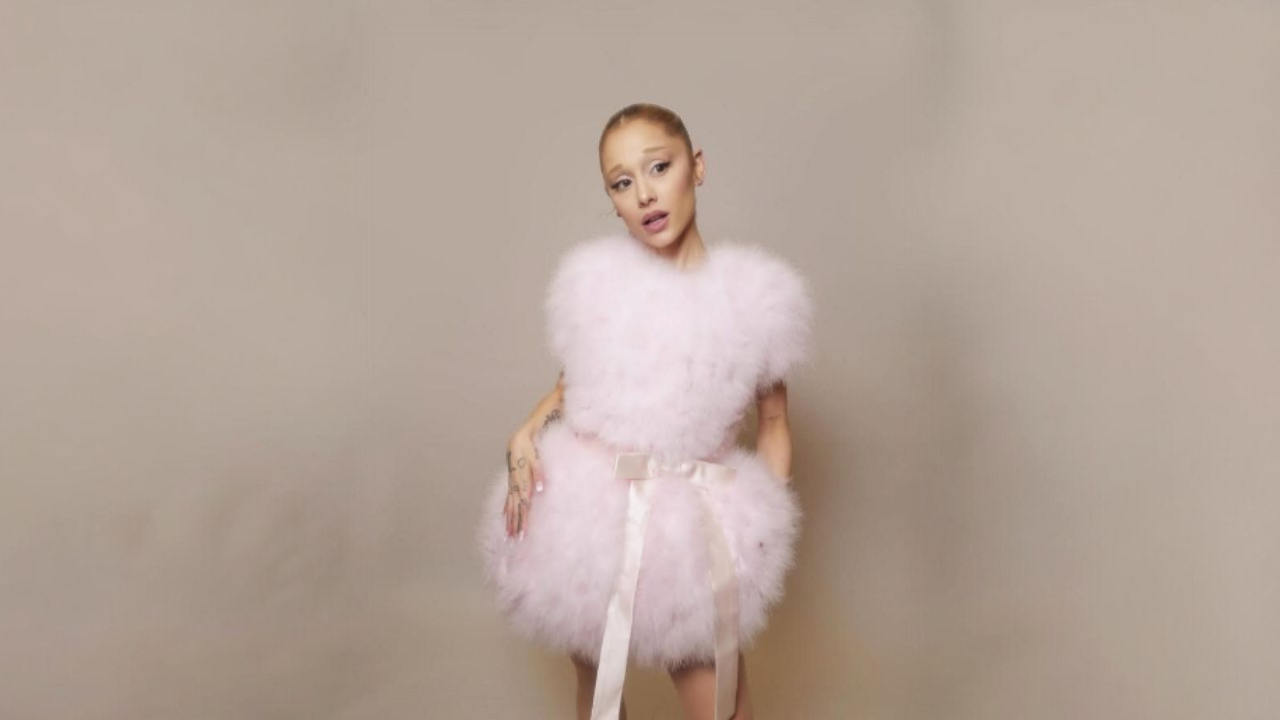 Ariana Grande fazendo uma sessão de fotos | Reprodução/ Instagram/ @arianagrande
