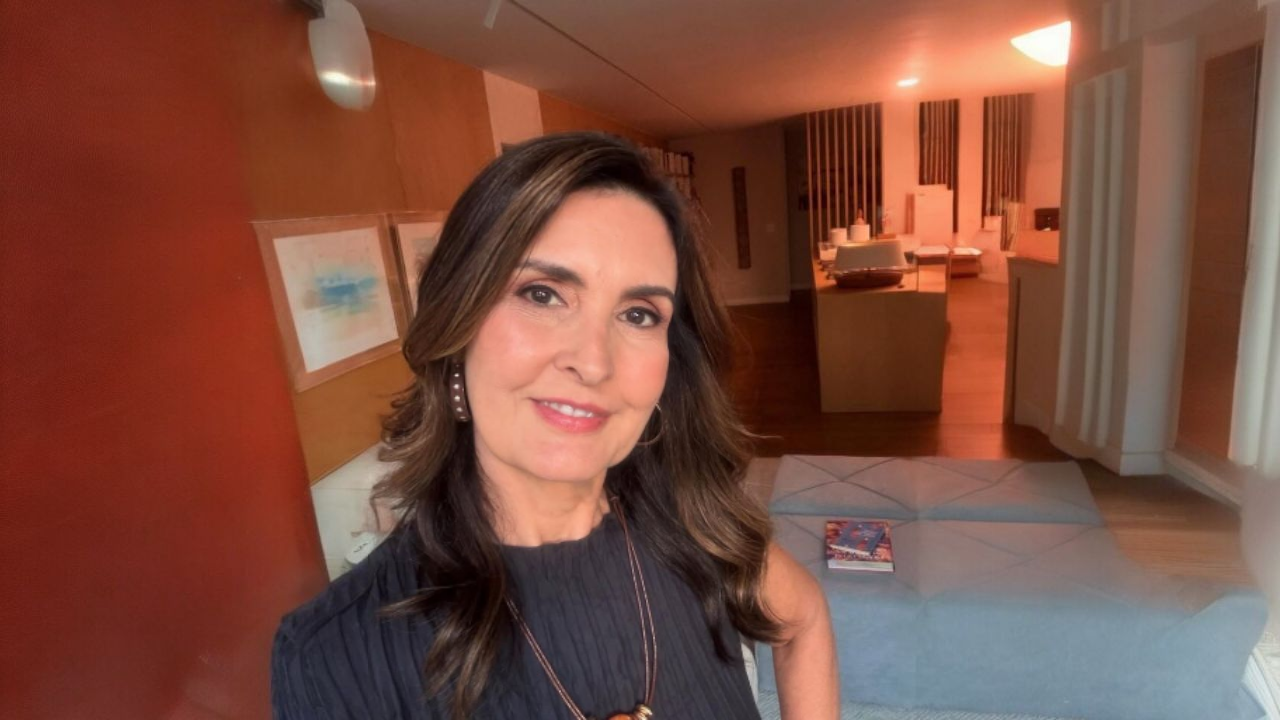 Fátima Bernardes tirando uma foto após ter feito seu vídeo para seu canal| Reprodução/ Instagram/ @fatimabernardes
