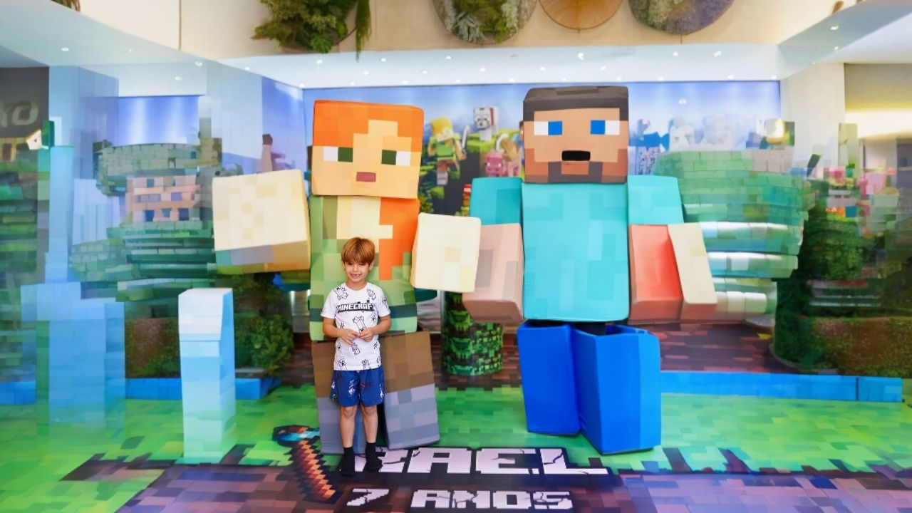 Filho de Isis Valverde curtindo a festa do seu aniversário| Reprodução/ Instagram/ @isisvalverde