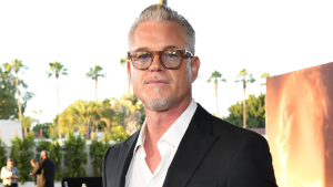 Eric Dane é visto de cadeira de rodas em passeio com família