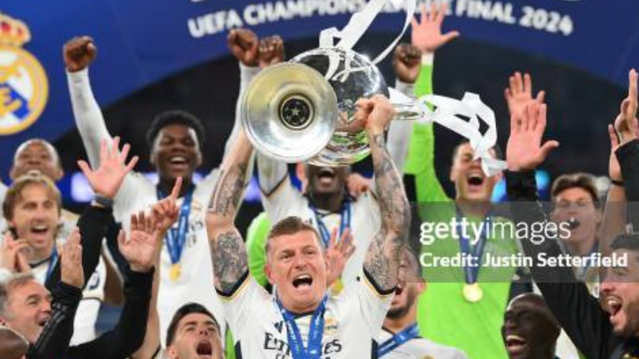 Toni Kroos ergue a taça de campeão da UEFA Champions League 2024 | Reprodução/Justin Setterfield/Getty Images Embed