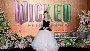 Ariana Grande homenageia atrizes de Glinda em turnê de divulgação de Wicked