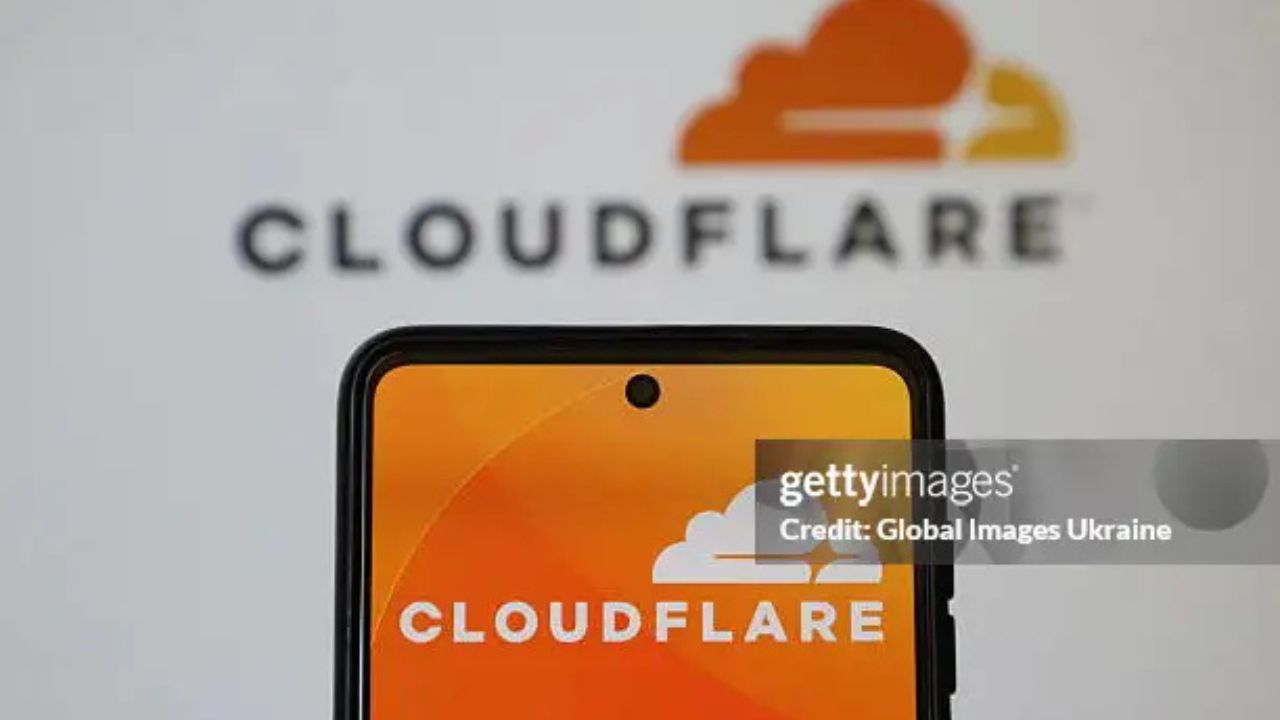 Cloudflare é considerada a maior nuvem de conectividade do mundo | Reprodução/Mykola Tys/Global Images Ukraine/Getty Images Embed