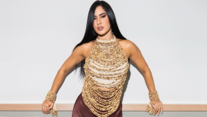 Isabelle Nogueira celebra sustentabilidade ao vestir look artesanal no prêmio Earthshot