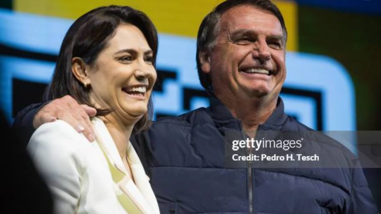 Michelle e Jair Bolsonaro juntos  | Reprodução/Getty images Embed/Pedro H. Tesch