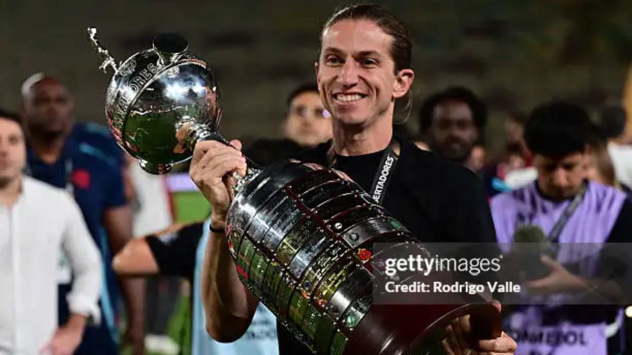 Filipe Luís, técnico do Flango, segurando a taça da Libertadores | Reprodução/Rodrigo Valle/Getty Images Embed