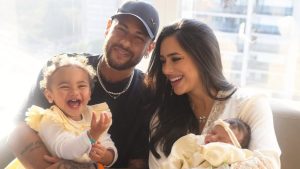 Filhas de Neymar se divertem na praia em Santos