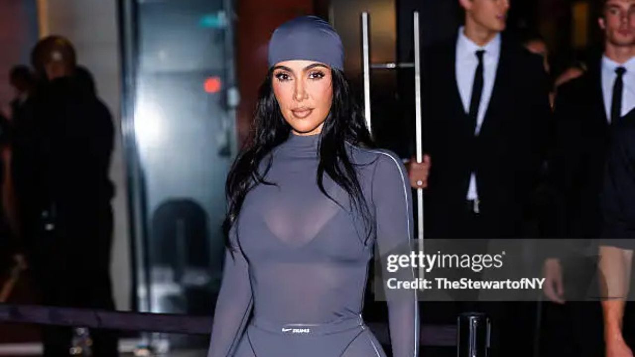 Kim Kardashian no lançamento da coleção "Bodies At Work" da Nike SKIMS | Reprodução/The Stewart of NY/Getty Images Embed
