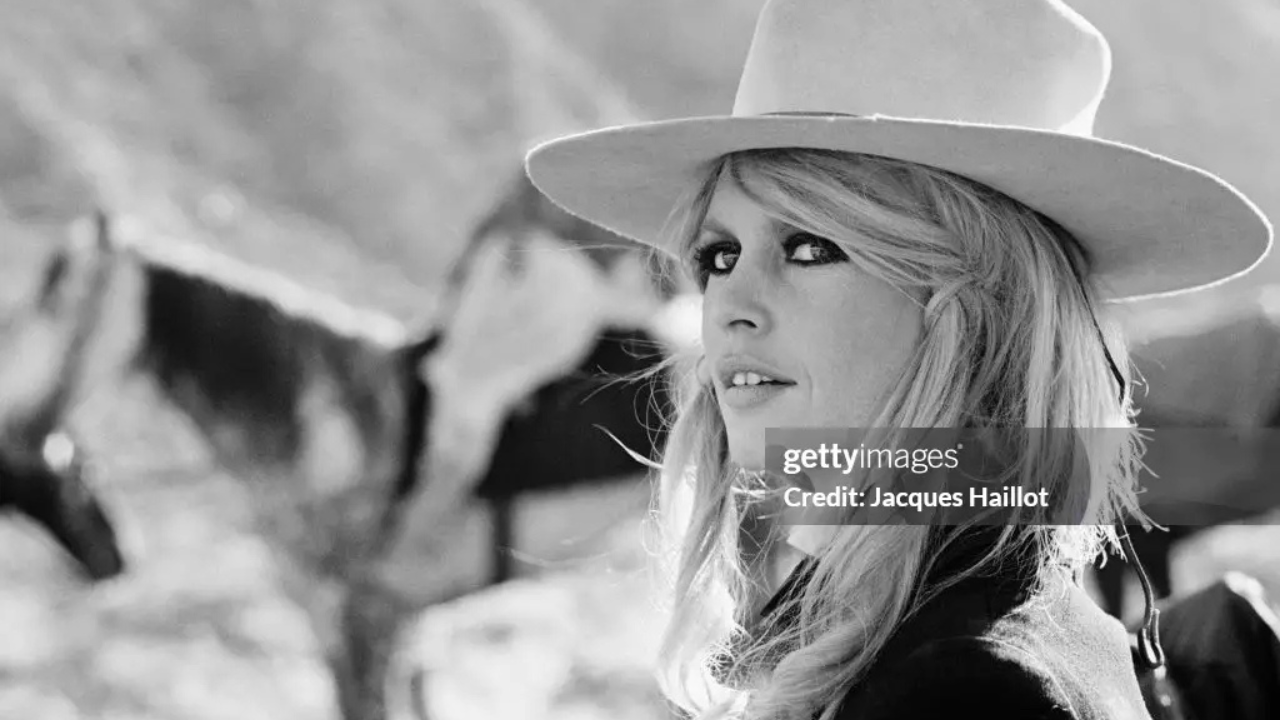 Brigitte Bardot nos anos de auge da carreira, quando se tornou símbolo cultural além das telas | Reprodução/Jacques Haillot/Getty Images Embed