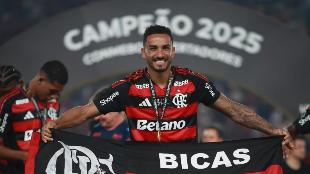 Liderança de Danilo na seleção se reflete no Flamengo