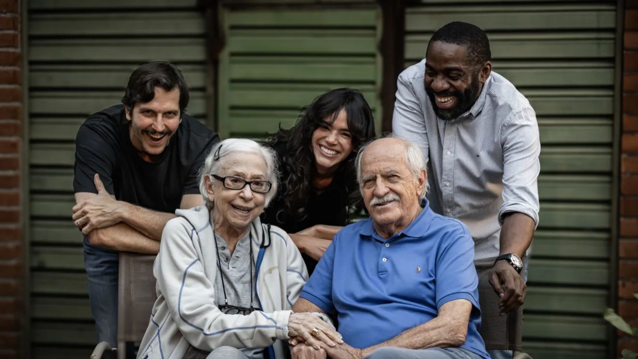 Vladimir Brachta, Fernanda Montenegro, Bruna Marquezine, Ary Fontoura e Lazáro Ramos em "Velhos Bandidos" | Reprodução/Divulgação/Conspiração FIlmes/Laura Campanella