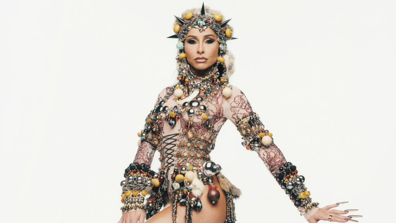 Sabrina Sato chama atenção pelo look cheio de penduricalhos e corpo torneado no último ensaio da Gaviões da Fiel