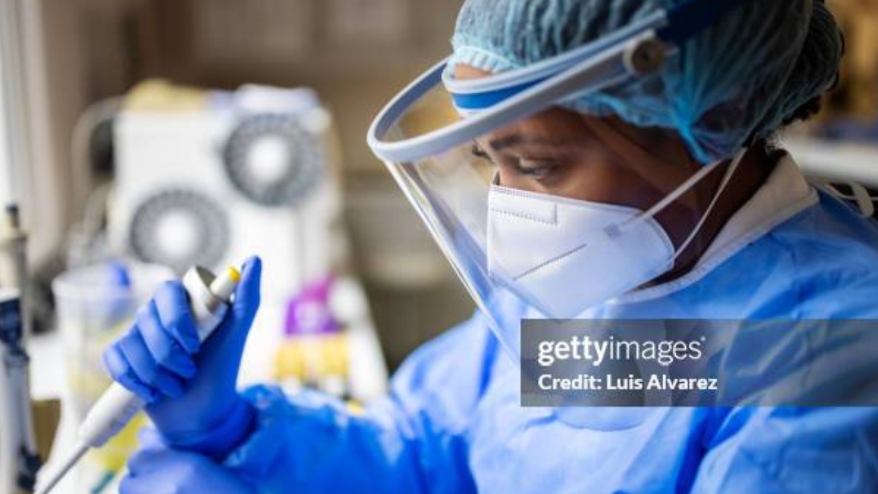 Pesquisador da área de tecnologia médica |  Reprodução/Luis Alvarez/ Getty Images Embed