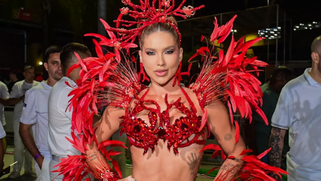 Virginia Fonseca estreia na Sapucaí em minidesfile com celebridades